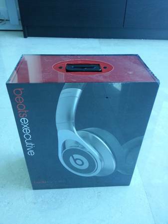 new Executive beats wbatteries inside Dr Dre New Sealed in box
