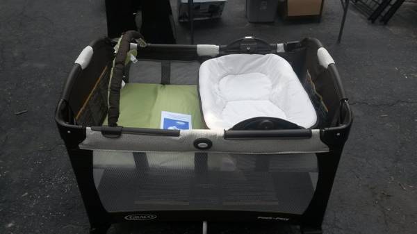 NEW Graco Pack N Play Playard with Reversible Napper and Changer