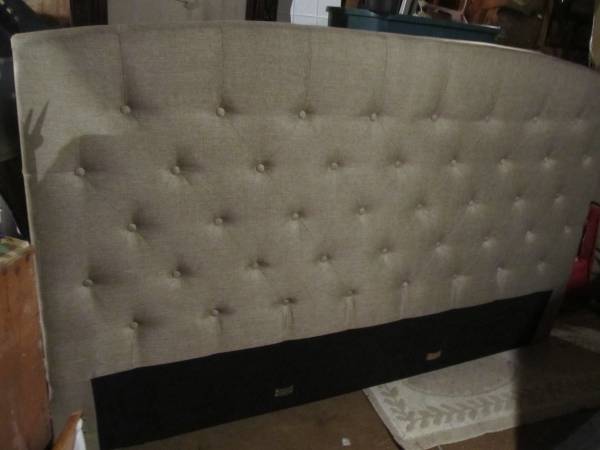 NEW King Tuffeted HEadboard