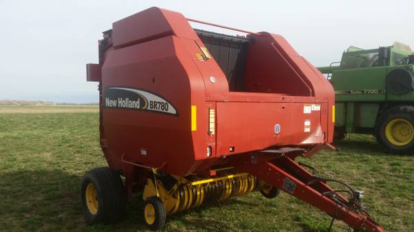 NH BR780 ROUND BALER.