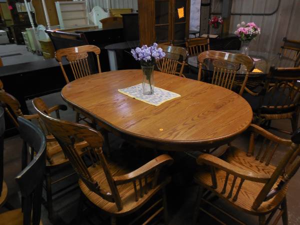 OAK KITCHEN TABLE W 2 LEAVES AND 6 ARM CHAIRS