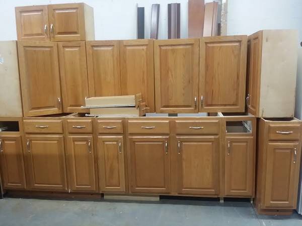 OAKWOOD KITCHEN CABINET SET  MANY CABINETS  GREAT CONDITIONS