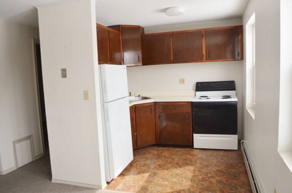 One bedroom apartment heat and hot water included (Hartford)