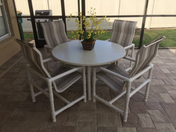 Outdoor round table and 4 chairs from Palm casual new conditions 525 (Kissimmee)