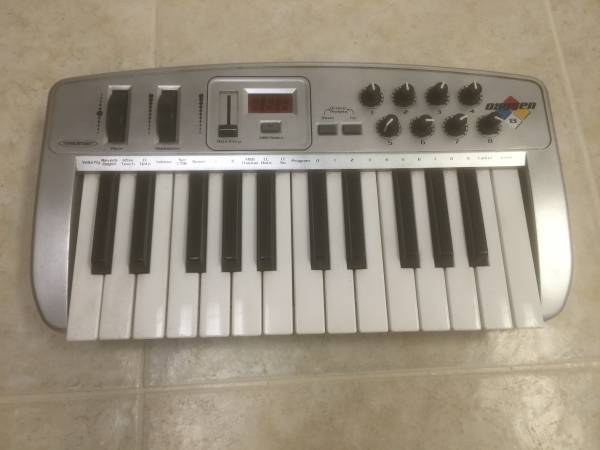 Oxygen 8  Midiman keyboard