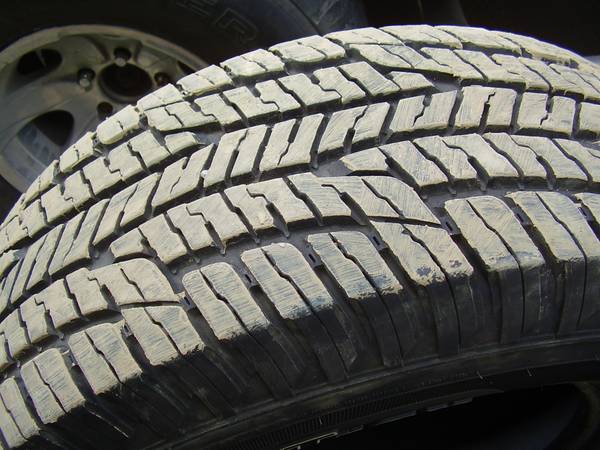 pair of 2 tires  KELLY  SAFARI size LT28570R17  LOAD RANGE ( D ) (south omaha)