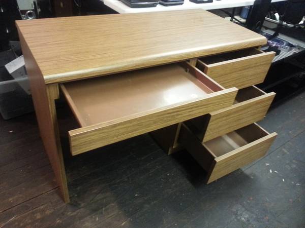 PERFECT WOOD DESK 40 (A1 CONDITION) PERFECT WOOD DESK 40 (West Milwaukee)