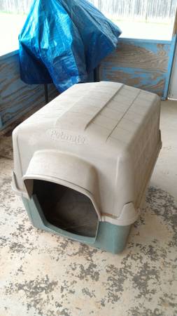 Petmate dog house (Yukon)