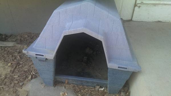 plastic dog house (Frederick)