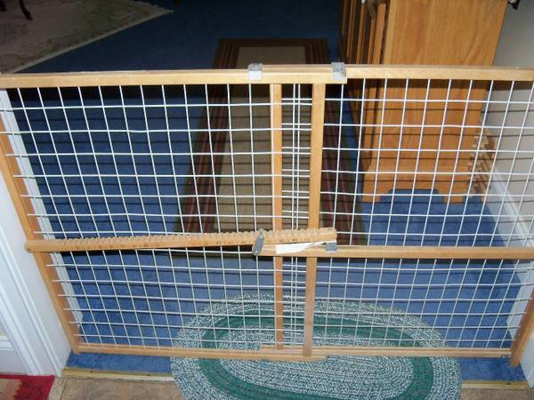 Pressure Mounted Pet or Baby Gate (Meredith)