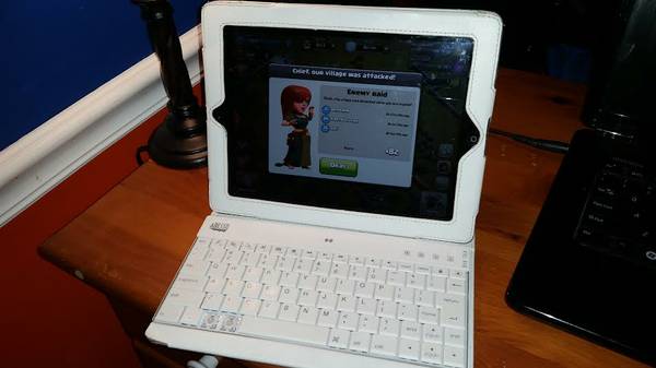 PRICE DROP Ipad2 16 gig with Bluetooth Adesso keyboard