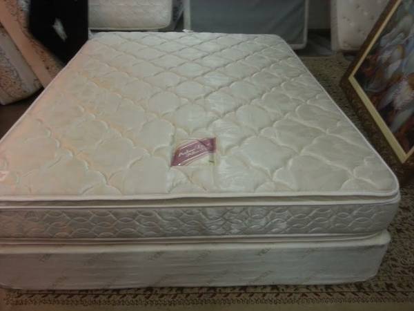 Queen Pillow  top Bed.Like New
