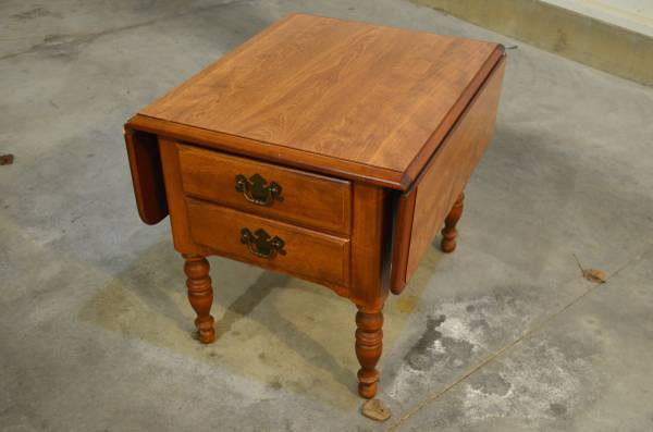 Rare Vintage Ethan Allen Heirloom Medium Maple Wood End Table