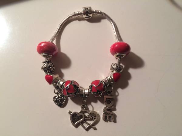 READY FOR VALENTINES DAY  GET YOUR LADY A PRETTY PANDORA BRACELET