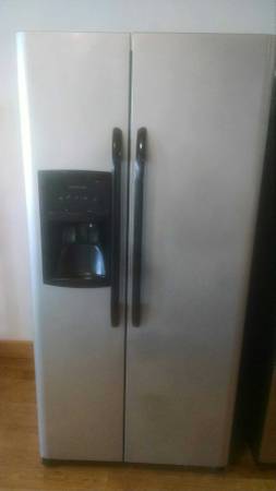 Refrigerator Frigidaire (Stainless Steel)  ICE amp WATER DISPENSER
