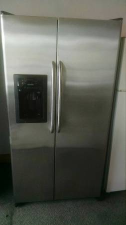 Refrigerator GE (Stainless Steel)  ICE amp WATER DISPENSER