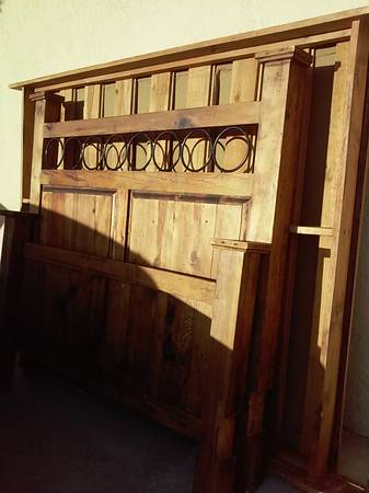 REWARD STOLEN WOOD BED WIRON CIRCLES (from heritage square on mojave)