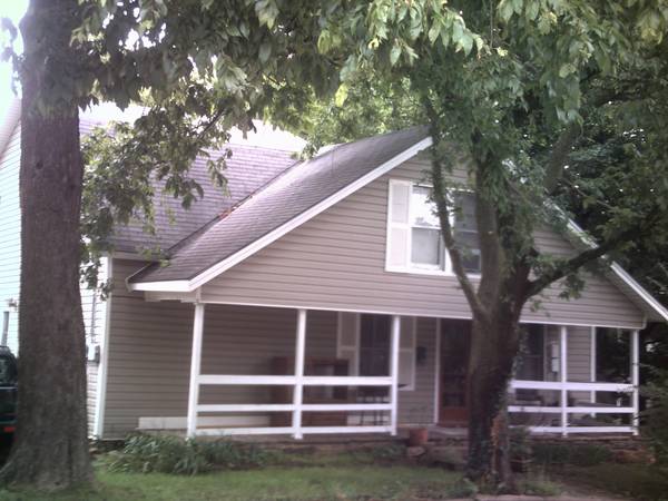 Rooms available near UA campus (716 W. Cleveland St. Fayetteville, AR)