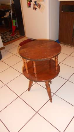 Round small table with spindles