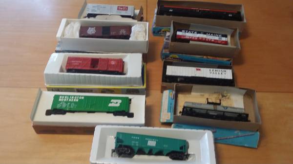 SELLING A LOT OF 9 HO SCALE CARS