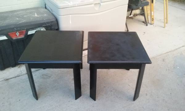 Set of 2 end tables