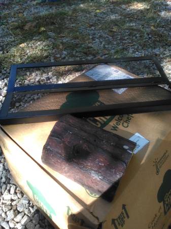 Small reptile screen lid and hide (Raymore)