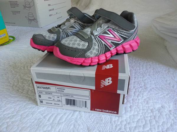 sneakers New Balance. size 8.Brand new