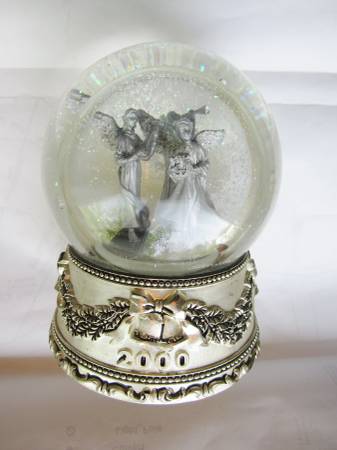 SNOW GLOBE, SILVER, MUSICAL 2000 Christmas