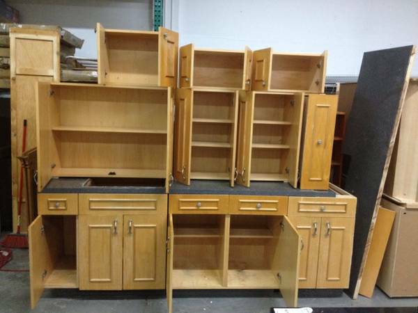 SOLID WOOD KITCHEN CABINETS  USED BUT GREAT CONDITIONS
