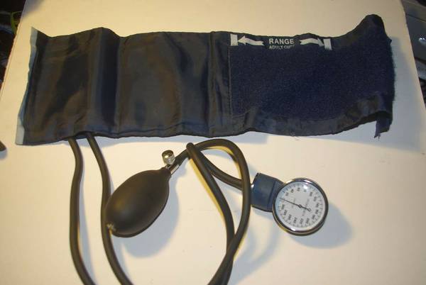 Sphygmomanometer with a leaky cuff