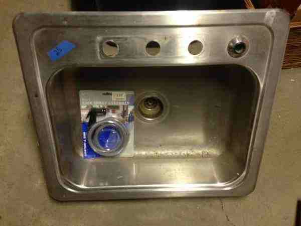 Stainless steel Kitchen sink(No dents or dings) with NEW spray hose