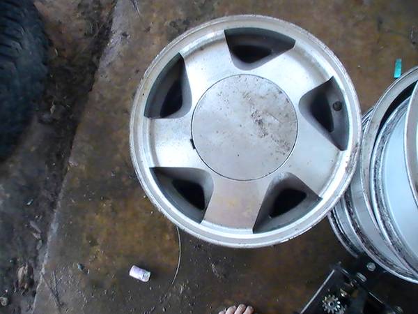 stock z71 16in rims 5 available (os)