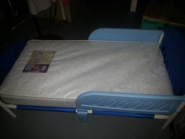 TODDLER BED.   Like New