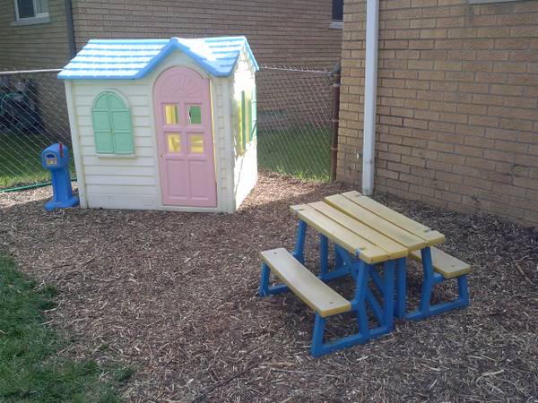 toddler picnic table, little tikes house, mailbox (13schoehnerr)