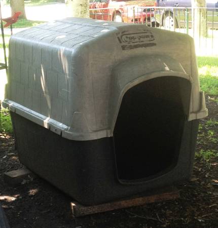 Top Paw Resin Doghouse