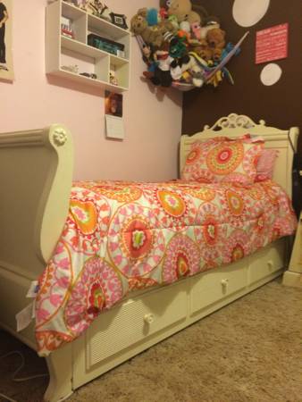 Twin Sleigh bed and trundle