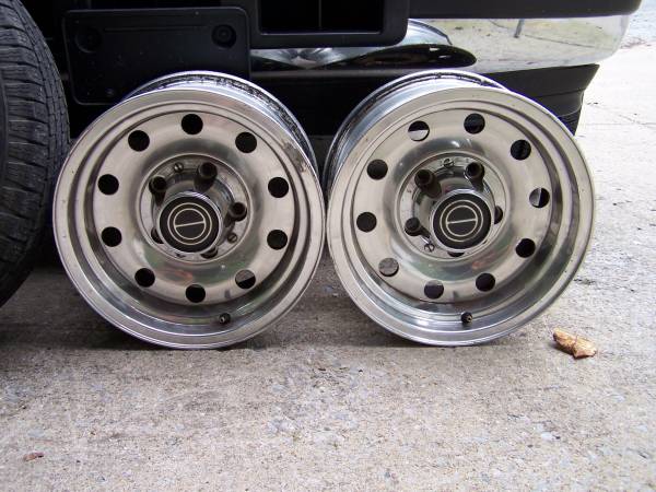 Two 96 Ford Truck Polished Wheels amp Covers (Fairview)