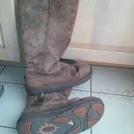 UGGS size 7 brown