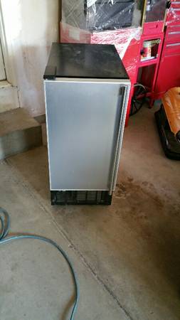 under counter or free standing ice maker