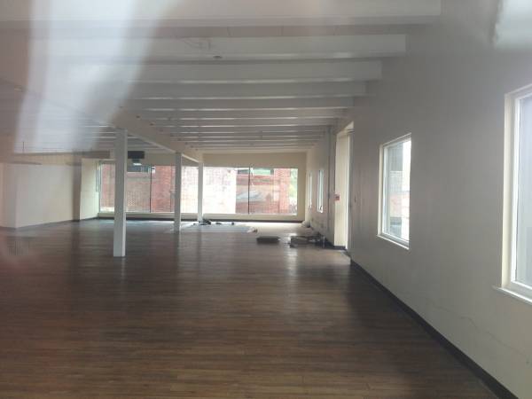 Venue Gym Office or more. Freestanding building with parking. (7110 Wyandotte)