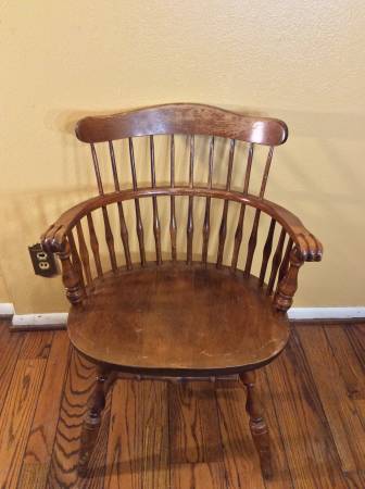 VERY DETAILED WOODEN CHAIR