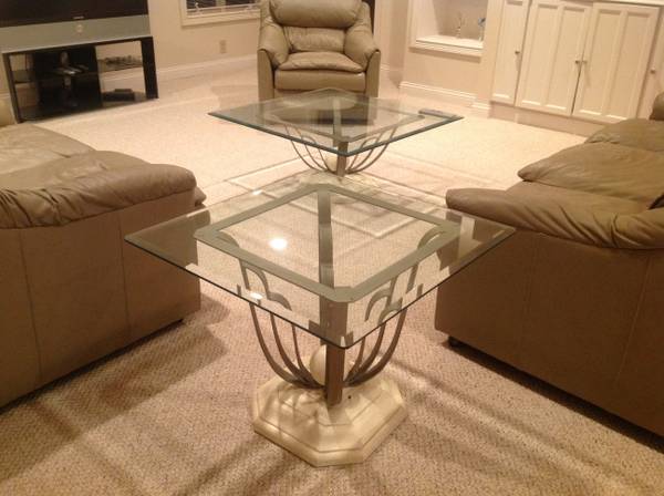 Very nice coffee and end table, excellent condition