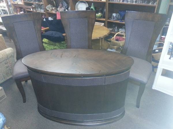 ((VERY NICE)) LEATHER amp WOOD CHAIRS amp TABLE SET 125 (WEST MILWAUKEE)