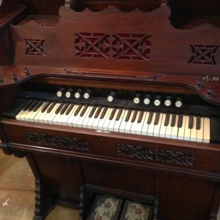 Victorian Parlor Pump Organ