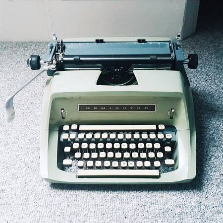 Vintage Manual (working) Remington Typewriter