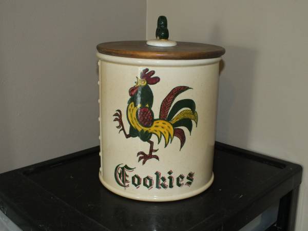 Vintage Metlox Poppytrail Green Roster Cookie Jar w lid