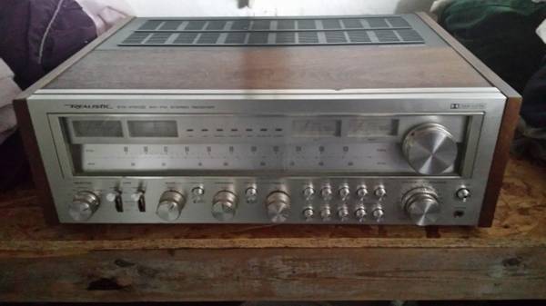 VINTAGE REALISTIC STEREO RECEIVER