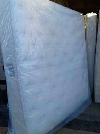 (We Have Beds) Pillow top king mattress wbox(Delivery Available)