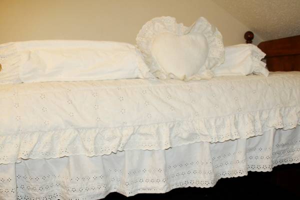 WHITE EYELET TWIN COMFORTER, BEDSKIRT