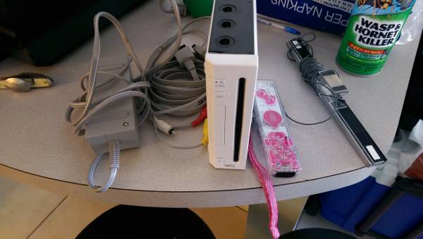 Wii with pink remote excellent condition